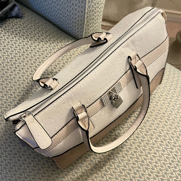 🚀 MASTER SALE Guess - 90s Handbag! - Picture 7 of 11